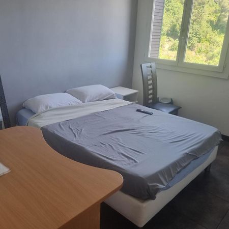 New Cheap Private Room, Kitchen , Overwieuw Sea,Tram On Spot, 12 Minutes From Nice Train Station With Tram , Beach In 17 Min Tram , Chambre Privee Pas Cher, Cuisine Equipee , Tram Sur Place, Apercu Mer, 12 Min De La Gare De Nice Avec Le Tram, 17 Min الغرفة الصورة