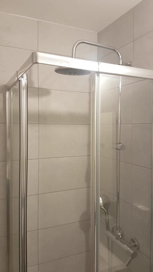 New Cheap Private Room, Kitchen , Overwieuw Sea,Tram On Spot, 12 Minutes From Nice Train Station With Tram , Beach In 17 Min Tram , Chambre Privee Pas Cher, Cuisine Equipee , Tram Sur Place, Apercu Mer, 12 Min De La Gare De Nice Avec Le Tram, 17 Min المظهر الخارجي الصورة