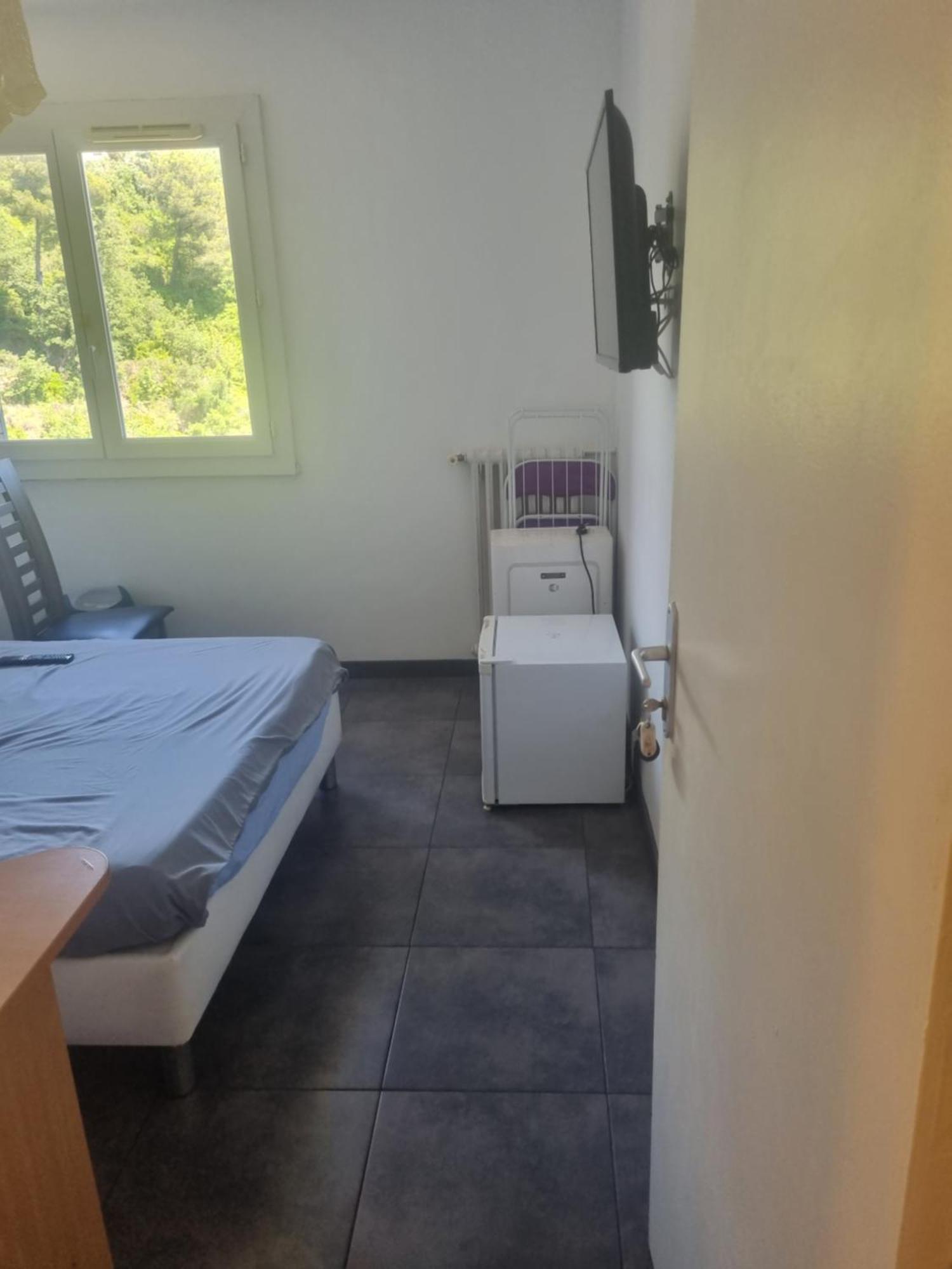 New Cheap Private Room, Kitchen , Overwieuw Sea,Tram On Spot, 12 Minutes From Nice Train Station With Tram , Beach In 17 Min Tram , Chambre Privee Pas Cher, Cuisine Equipee , Tram Sur Place, Apercu Mer, 12 Min De La Gare De Nice Avec Le Tram, 17 Min الغرفة الصورة