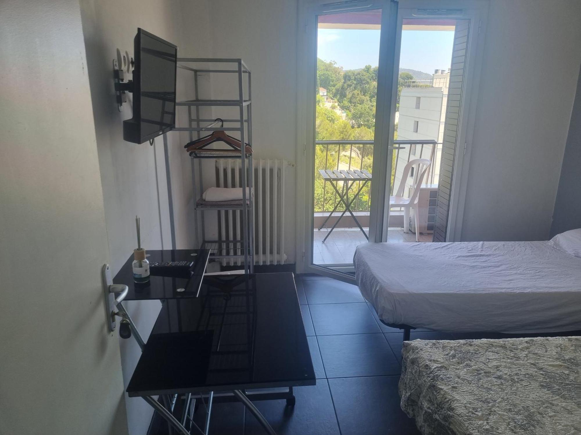 New Cheap Private Room, Kitchen , Overwieuw Sea,Tram On Spot, 12 Minutes From Nice Train Station With Tram , Beach In 17 Min Tram , Chambre Privee Pas Cher, Cuisine Equipee , Tram Sur Place, Apercu Mer, 12 Min De La Gare De Nice Avec Le Tram, 17 Min الغرفة الصورة